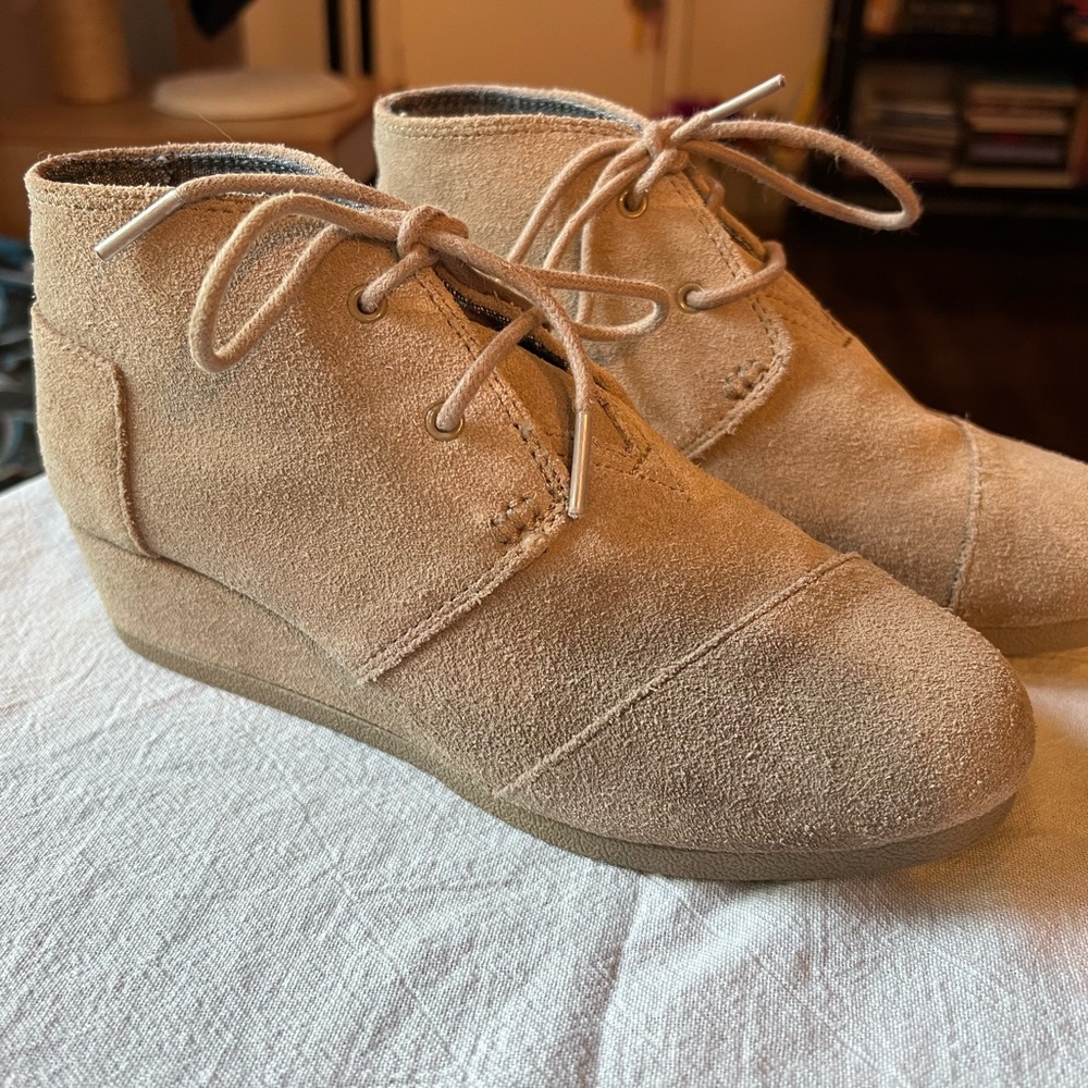Toms Desert Wedge Taupe Suede sz 4